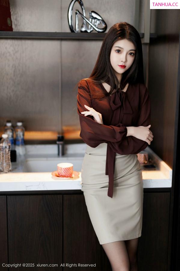   [XiuRen]高清写真图 2025.02.11 No.9868 初梦瑶 黑丝美腿第11张图片